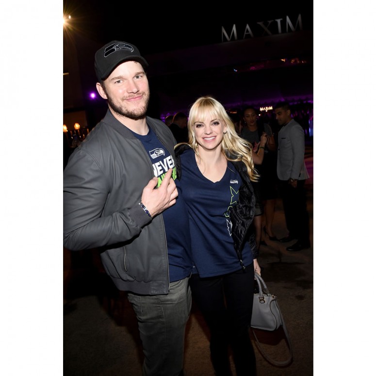 maxim super bowl party anna faris