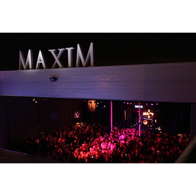 maxim super bowl party crowd